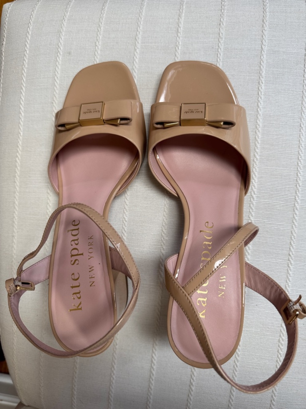 Kate spade bowdie mid Beach Sand Patent Leather Slingback Sandals with Gold Bow